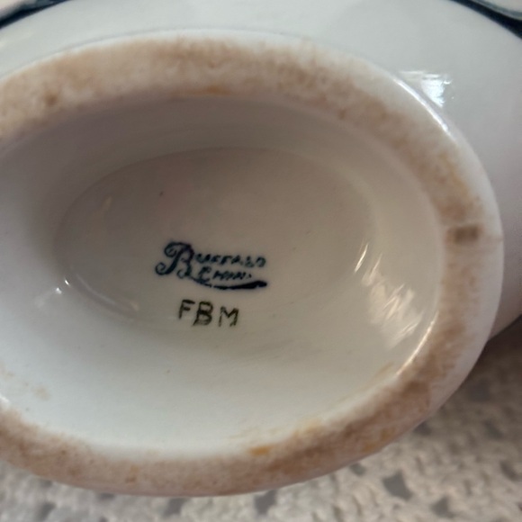 Buffalo China Vintage Elegant White and Blue Gravy Boat- good condition - Picture 6 of 6